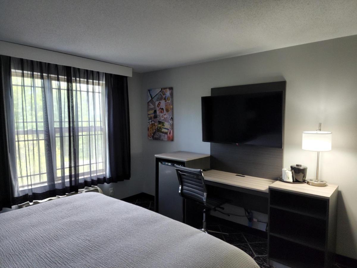 La Quinta Inn & Suites By Wyndham Lake George Exteriör bild