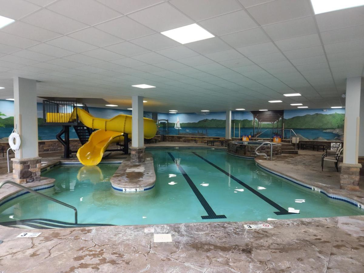 La Quinta Inn & Suites By Wyndham Lake George Exteriör bild