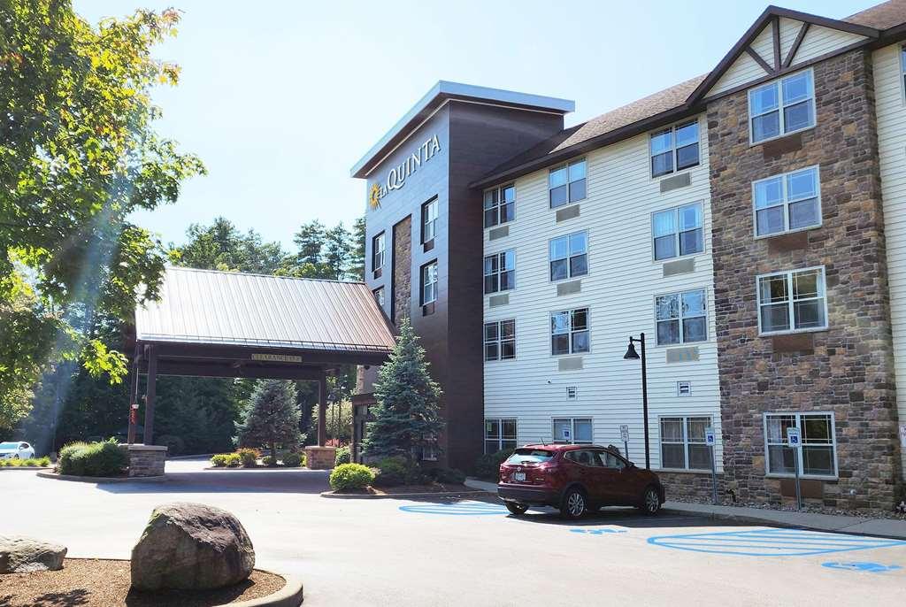La Quinta Inn & Suites By Wyndham Lake George Exteriör bild