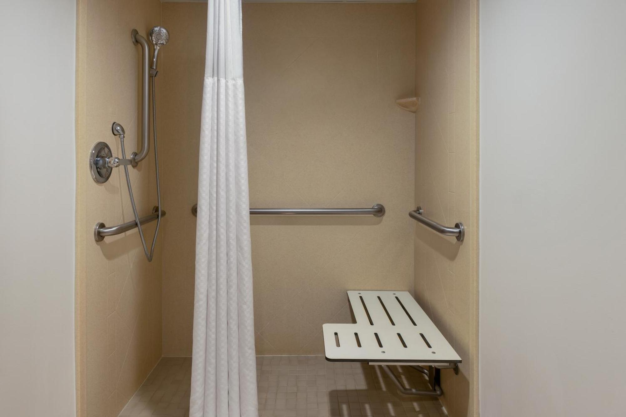 La Quinta Inn & Suites By Wyndham Lake George Exteriör bild