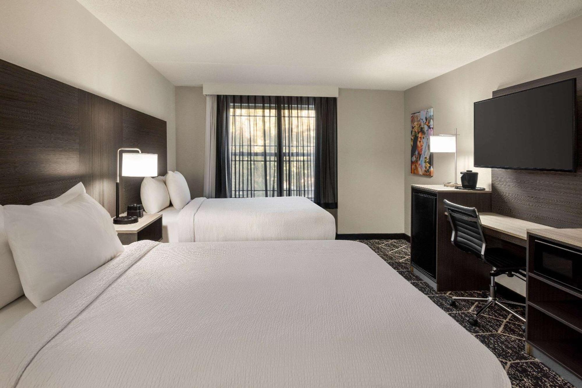 La Quinta Inn & Suites By Wyndham Lake George Exteriör bild