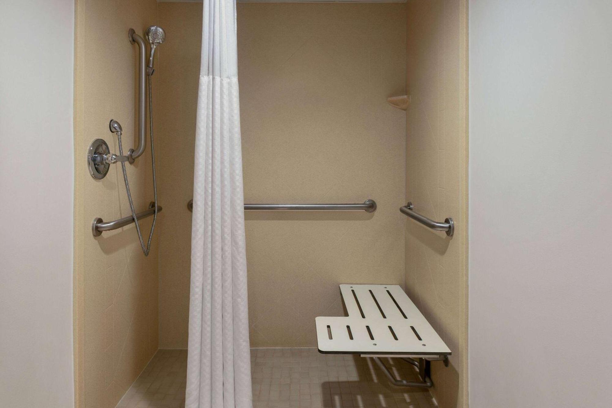 La Quinta Inn & Suites By Wyndham Lake George Exteriör bild