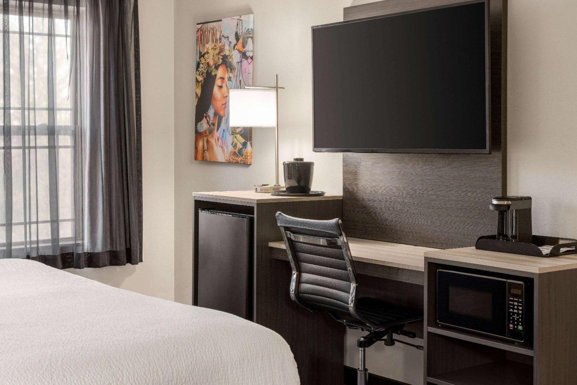 La Quinta Inn & Suites By Wyndham Lake George Exteriör bild