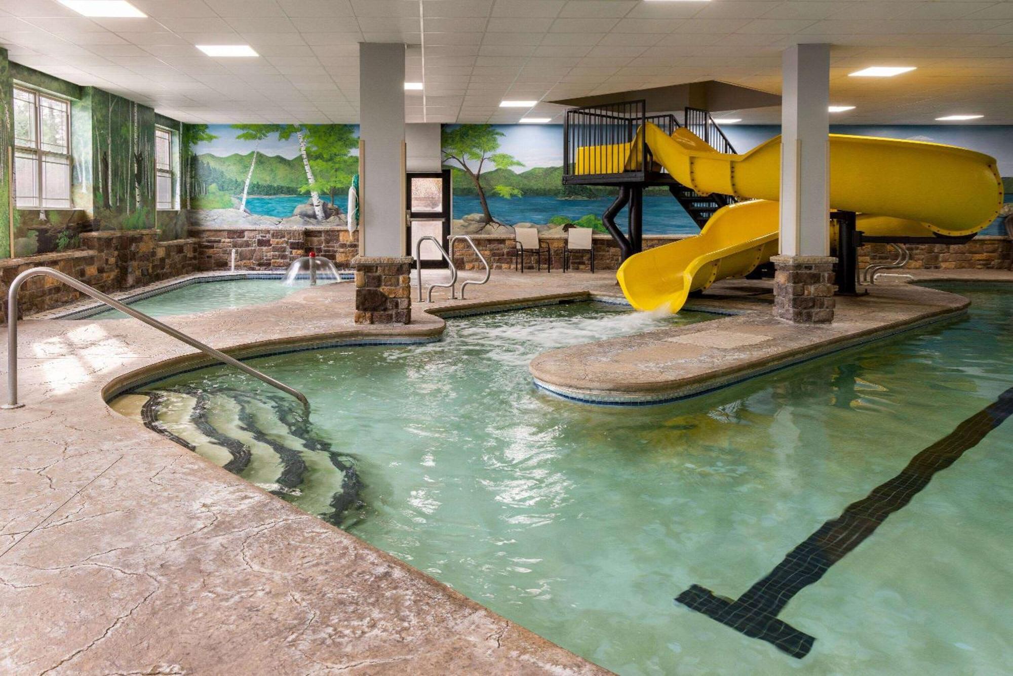 La Quinta Inn & Suites By Wyndham Lake George Exteriör bild