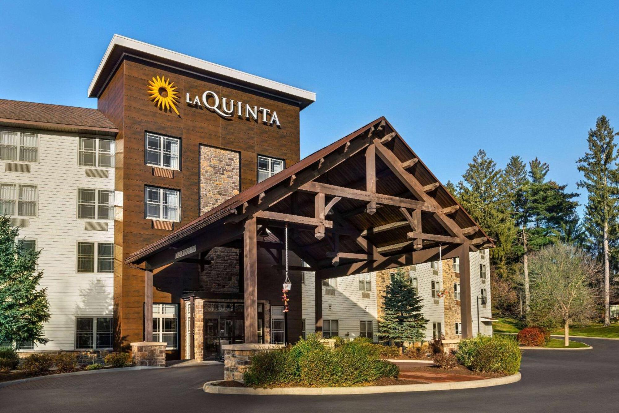 La Quinta Inn & Suites By Wyndham Lake George Exteriör bild