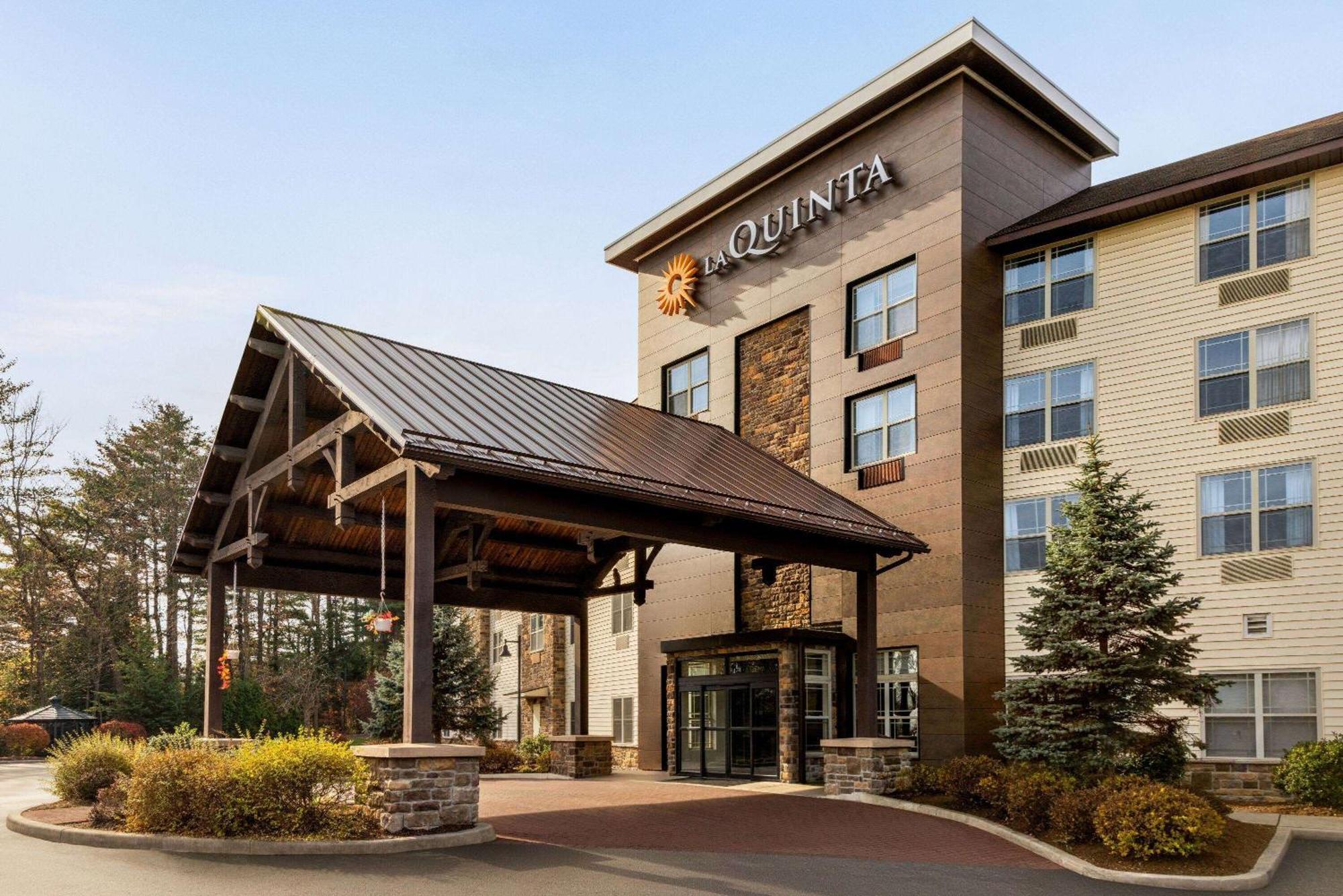 La Quinta Inn & Suites By Wyndham Lake George Exteriör bild