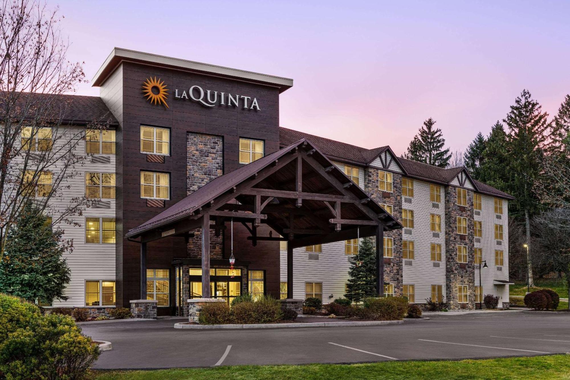 La Quinta Inn & Suites By Wyndham Lake George Exteriör bild